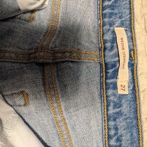 Levi's wedgie straight jeans. Faded blue wash. Size 27.